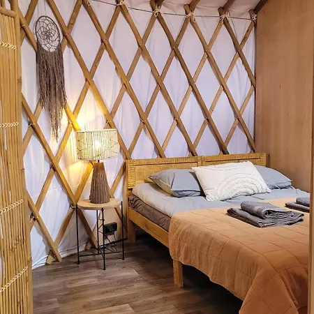Jurta Nad Zegrzem Z Prywatnym Jacuzzi Holiday home *